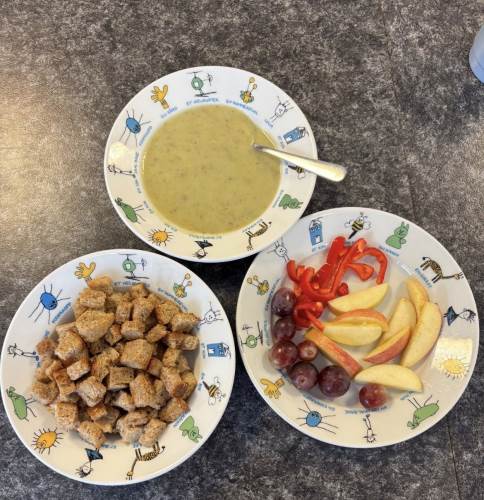 Potetsuppe laget fra bunnen + knasebrød/krutonger og frukt